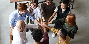 社會為亞太造就機遇，亞太為社會創造價值；以市場營銷為龍頭，為市場提供一流產品，在市場競爭中創新成長；以優異的業績感恩社會，以滿意的回報關愛員工；做有責任的企業，當時代的驕子；優秀團隊，共筑夢..